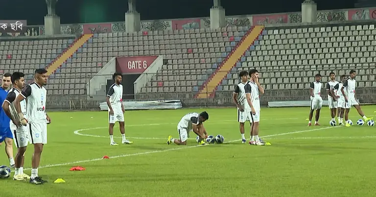 মাঠে অনুশীলন করছে খেলোয়াড়রা